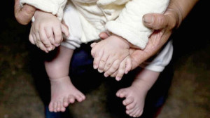 bebe-chino-nace-con-16-dedos-en-las-manos-y-15-en-los-pies