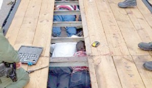 migrantes-en-plataforma-escondidos