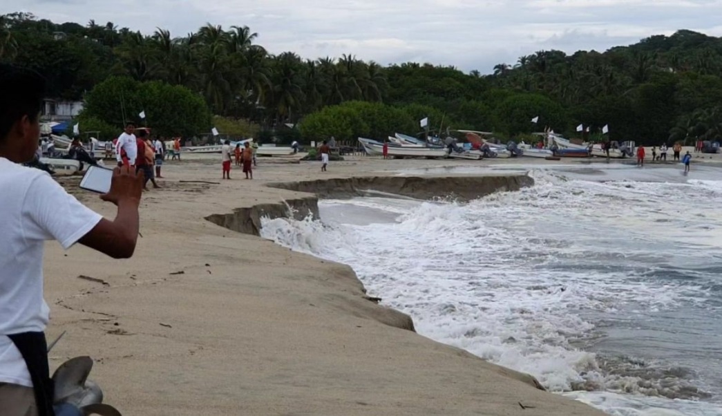 foto-playa-oaxaca-se-hunde-mar-de-fondo