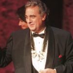 Las mujeres denuncian al tenor por tocamientos no deseados