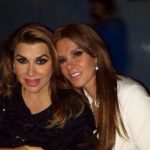 Lucía Méndez y Dulce hacen gestos frente al féretro de José José