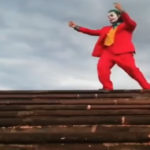 Fan de Joker baila como él en la Macroplaza y se viraliza
