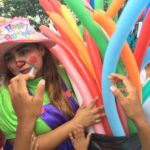 Llevan entretenimiento a niños migrantes