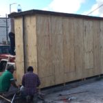 Instalan de regaderas para migrantes