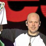El cantante residente pide paz