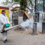 Empleados Públicos sanitizan plazas y parques para prevenir COVID-19