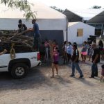 Donan leña a migrantes