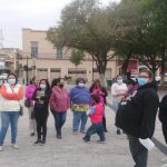 Peregrinan por escuela para sus hijos