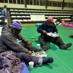 Entrega Secretaría de Bienestar Social alimento caliente a refugiados en deportivo “Ing. Eduardo Chávez”