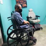 Discapacitado pide apoyo para reparar silla de ruedas