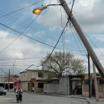 Postes cascajo de CFE son un riesgo