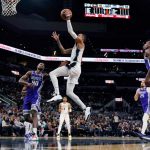 Spurs se dan festín de triples ante Sacramento