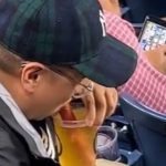 Aficionado de Yankees toma cerveza con una salchicha como popote