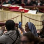 Papa Emérito, Benedicto XVI, rebasa las expectativas, llegan miles a despedirlo