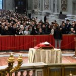 Miles llegan a la Basílica de San Pedro para despedir al Papa Emérito