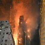 Incendio consume un rascacielos en Hong Kong