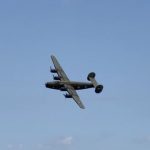 un jet explota y se estrella contra unos departamentos en Michigan