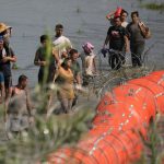 Así funcionan las barreras de boyas con púas que Texas ha instalado en el Río Bravo