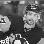 Jugador de hockey cae y se corta el cuello con los patines de un rival