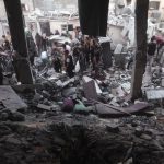 Entierran decenas de muertos en fosa común de hospital de Gaza