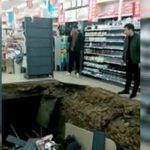 Piso se hunde en un mercado de China y se traga a la gente
