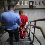 Aumenta frecuencia y duración del confinamiento solitario de migrantes en EU