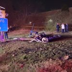 Avioneta se estrella en autopista; hay cinco muertos