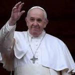El Vaticano informó que el papa Francisco mostró una “leve mejoría”