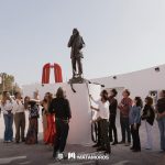 Devela Beto Granados estatua de Rigo Tovar en el Parque Olímpico
