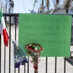 Improvisan altar frente al buque escuela Cuauhtémoc en Nueva York
