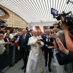 “Desarmemos las palabras y ayudaremos a desarmar la Tierra”: papa León XIV a periodistas