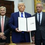 Trump firma orden ejecutiva que pide a farmacéuticas que bajen los precios de medicamentos