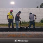 Trabajos de limpieza en rejillas pluviales; acción preventiva para evitar encharcamientos