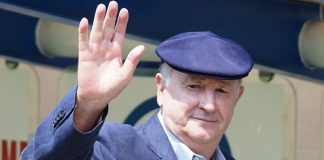 Manuel Lapuente, el padre del más grande milagro del fútbol mexicano  La muerte de Manuel Lapuente ha dejado al fútbol mexicano huérfano del padre de su mayor milagro en la historia: la Copa Confederaciones 1999  OCTUBRE 26, 2025 La muerte del entrenador Manuel Lapuente ha dejado al fútbol mexicano huérfano del padre de su mayor milagro en la historia, el título de la Copa Confederaciones de 1999 ante el Brasil del mítico Ronaldinho.   Si bien México fue campeón olímpico en 2012, ese grandísimo triunfo, también contra Brasil, sucedió en un torneo sub-23, algo distinto a la Copa Confederaciones en la cual Lapuente, con un fútbol práctico, ganó una trepidante final en el Estadio Azteca.  Te puede interesar: Detienen a dos sospechosos por robo al Museo del Louvre  PUBLICIDAD  Después de las finales de Copa del Mundo ganadas en 1970 por el Brasil de Pelé, y en 1986 por la Argentina de Maradona; el duelo por el título de la Confederaciones es uno de los más recordados en el monumento futbolístico del sur de la Ciudad de México, que en estos días se reinventa para ser sede del Mundial del 2026.  México, con un grupo de jóvenes atrevidos, tomó ventaja con goles de Miguel Zepeda, en el minuto 12 y José Manuel Abundis, en el 28, a pase del irreverente Cuauhtémoc Blanco.  Los favoritos brasileños empataron con un penalti cobrado por Serginho, en el 44, y un gol de zurda de Roni a la salida del guardameta Jorge Campos, en el 47.  Sentimentales y fervorosos como son, los mexicanos se entregaron a la pandilla de herederos de las glorias del héroe Hugo Sánchez, ganador de cinco premios Pichichi en la liga de España, retirado un par de años antes.  Sin el legendario goleador, Lapuente armó un grupo con equilibrio en todas las líneas, que mantuvo orden en la defensa, fue oportuno al ataque y después de superar a Estados Unidos en la semifinal, salió a tutear a Brasil.  En el 51, Zepeda puso delante a México con un toque de derecha, ante lo cual Lapuente hizo un llamado a no festejar por adelantado y buscar más. En el 62, Blanco sacó su picardía de chico de barrio y luego de un recorte en el área, firmó de zurda el decisivo 4-2.  México aguantó ante un Brasil con los ojos rojos de furia que se fue adelante y se acercó con un zurdazo de Zé Roberto en el 63, después de lo cual el equipo de casa aguantó la tormenta y ganó.  Fue el triunfo más grande de Lapuente, quien como jugador fue campeón con México en los Juegos Panamericanos de Winnipeg 1967, pero logró sus mayores proezas como entrenador, al guiar a México a octavos de final en el Mundial de Francia 1998 y conquistar cinco títulos de liga, dos con Puebla, dos con Necaxa y uno con América.   Fue un defensor de dar protagonismo en la liga local a los jugadores mexicanos, algo que no se cumple hoy, un hombre con capacidad para aglutinar.  Su fútbol partía del equilibrio atrás. Daba importancia al orden táctico y en el área apostaba a que sus delanteros fueran eficientes, casi de forma minimalista. Sabía que ganar por 1-0 daba los mismos puntos que un 5-0 y convencía de eso a sus jugadores.  Ganar la Copa Confederaciones, el gran milagro mexicano a nivel de selecciones, tuvo como padre a un tipo sobrio, honesto, al que todos recuerdan con una boina al estilo de la del Che Guevara, pero sin estrella porque esas las ganaba con sus equipos en la cancha.  “Vayan al circo”, respondía Manuel Lapuente si le pedían espectáculo y luego se encerraba con sus futbolistas a quienes los convencía de que tenían dos piernas como los mejores del mundo y no había razones para sentirse menos, lo cual demostraron sus jugadores el 4 de agosto de 1999, cuando México tuvo ante Brasil el más grande milagro de su fútbol.