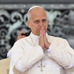 León XIV avisa del “poder destructivo” de la tecnología y la IA con “ideología antihumana” Lo anterior fue detallado en un mensaje del papa León XIV dirigido a a un foro sobre IA y Medicina en la Pontificia Academia para la Vida NOVIEMBRE 10, 2025 El papa León XIV celebró los beneficios a la humanidad del desarrollo tecnológico y de la Inteligencia Artificial (IA), pero también avisó de su “potencial destructivo” cuando obedecen a “ideologías antihumanas“. “No hay duda de que el progreso tecnológico ha traído, y sigue trayendo, beneficios significativos para la humanidad, sobre todo en los campos de la medicina y la salud”, reconoció en un mensaje a un foro sobre IA y Medicina en la Pontificia Academia para la Vida. Sin embargo, para “asegurar un verdadero progreso”, dijo que es “imperativo” que la “dignidad humana y el bien común” sigan siendo una “absoluta prioridad” para individuos e instituciones. Esto porque, según León XIV, los avances tecnológicos son capaces de crear instrumentos aún más devastadores si no se usan por el bien común. Es fácil reconocer el potencial destructivo de la tecnología —e incluso de la investigación médica— cuando se ponen al servicio de ideologías antihumanas. En este sentido los hechos históricos sirven como advertencia: los instrumentos de que disponemos hoy son aún más poderosos y pueden producir efectos todavía más devastadores en la vida de las personas y de los pueblos”, afirmó. León XIV, que eligió este nombre pontificio para seguir a León XIII, el papa de la Revolución Industrial, afirmó que actualmente el mundo puede compararse con aquel periodo de avances tecnológicos. Un contexto que, dijo, puede influir en el modo de pensar de la humanidad y modificar su comprensión de los demás. “Hoy interactuamos con las máquinas como si fueran interlocutores, llegando casi a convertirnos en una extensión de ellas. En este sentido, corremos el riesgo no solo de perder de vista los rostros de las personas que nos rodean, sino también de olvidar cómo reconocer y valorar todo lo que es verdaderamente humano”, avisó. Por eso León XIV consideró de “gran importancia” la exploración del uso de la IA en medicina y llamó a conformar una “amplia colaboración” entre los expertos en salud y la política para que estos progresos lleguen a todos. “Dado los vastos intereses económicos que a menudo están en juego en los campos de la medicina y la tecnología —y la consiguiente lucha por el control—, es esencial promover una amplia colaboración entre todos los que trabajan en el ámbito de la salud y la política, extendiéndose más allá de las fronteras nacionales”, concluyó.