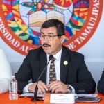 Ciudad Victoria, Tam.; 20 enero de 2026. Formación Dual de la UAT fortalecerá la empleabilidad de sus egresados Con la meta de desarrollar competencias técnicas y habilidades blandas en los estudiantes, que les faciliten una inserción exitosa al campo laboral, la Universidad Autónoma de Tamaulipas (UAT) impulsará un modelo de Formación Dual en sus programas académicos, el cual combinará la formación teórica y práctica enfocadas al ámbito productivo. A este respecto, el rector Dámaso Anaya Alvarado informó que, a partir de este periodo escolar, la Universidad iniciará con la aplicación de este modelo educativo en algunas de las carreras que se imparten en las distintas sedes de la institución. De acuerdo con el plan de trabajo, se tiene contemplado iniciar con la licenciatura de Comercio Exterior que imparte la Facultad de Comercio, Administración y Ciencias Sociales de Nuevo Laredo. Indicó que, a la par, se ha estado reforzando la vinculación con los distintos sectores productivos de Tamaulipas con la finalidad de estrechar los lazos de colaboración para este nuevo proyecto académico. Explicó que, desde el inicio de su gestión rectoral, la Universidad ha trabajado en cambios estructurales, y dentro de estas acciones, se llevó a cabo la Reforma Curricular que va a permitir alinear el modelo educativo y académico de la UAT con este nuevo enfoque en la formación de profesionales. Añadió que esta modalidad académica se implementará gradualmente en todas las licenciaturas, involucrando en esta perspectiva de vinculación laboral a estudiantes de semestres avanzados quienes están próximos a introducirse al sector productivo.