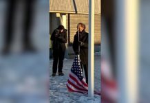 Cómico intenta izar una bandera de EE.UU. en Groenlandia; es multado