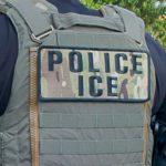 EE.UU. identifica al migrante acusado de chocar contra vehículos de ICE en Texas