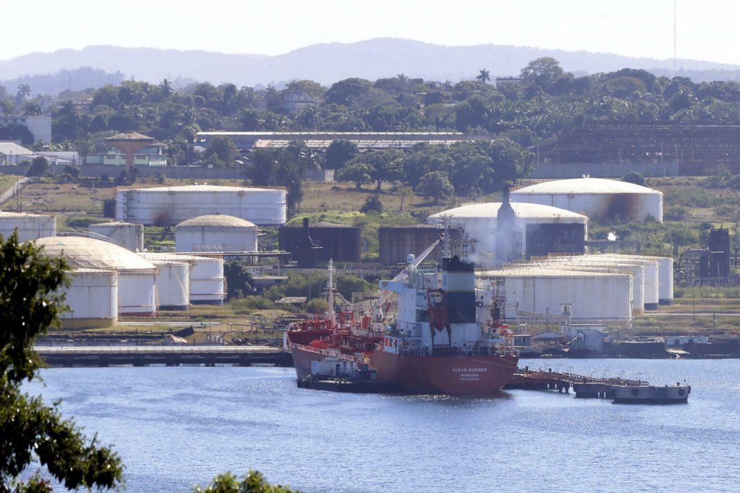 Arriba a Cuba petrolero con cerca de 86.000 barriles de combustible enviados por México