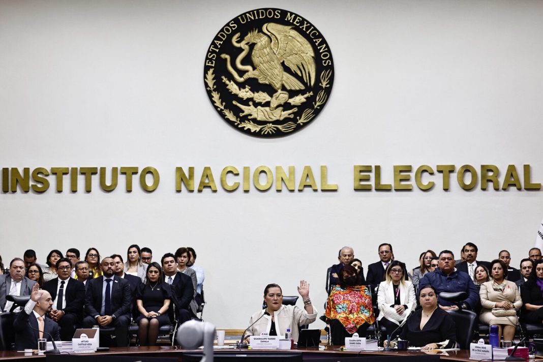 Ente electoral ordena frenar acordeones rumbo a la inédita elección judicial en México