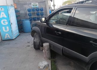 Pierde el control y se estrella en tienda