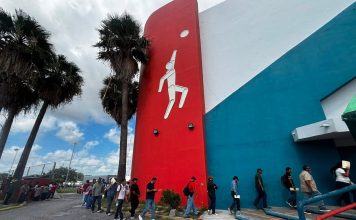La fila de la desesperación en Matamoros