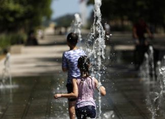 Dos niños muertos durante ola de calor en Francia; estaban dentro de un auto