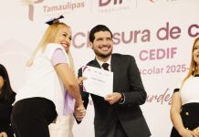 Beto Granados y Anita Granados acompañan a graduados de los Talleres CEDIF