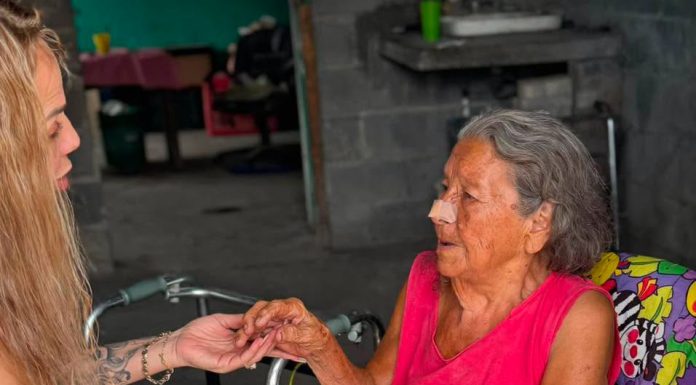Melissa Castro le tiende la mano en su abandono