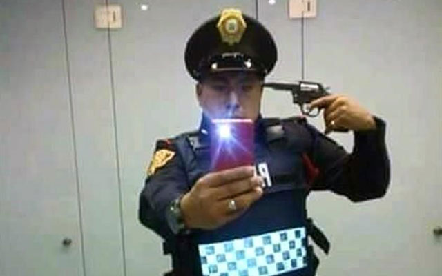 SELFIE-ARMA-POLICIA