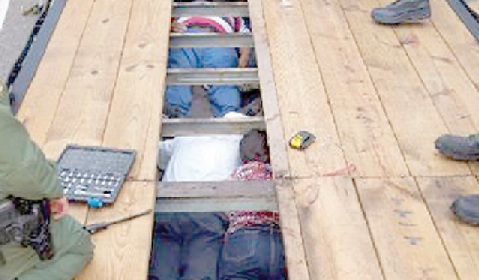 migrantes-en-plataforma-escondidos