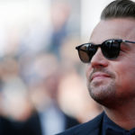 Leonardo DiCaprio recibe un balonazo en la cara durante un partido de voleibol