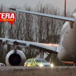 Una pasajera despliega el tobogán de escape de un avión por sus ganas de ir al baño