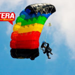 Impactante momento en que un paracaidista se hiere una pierna